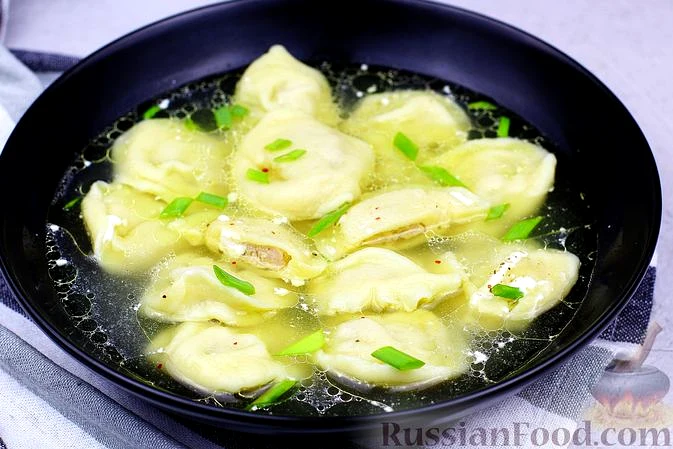 Пельмені з куркою в бульйоні