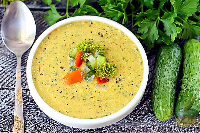 Куряче філе, тушковане в томатному соусі з консервованою квасолею