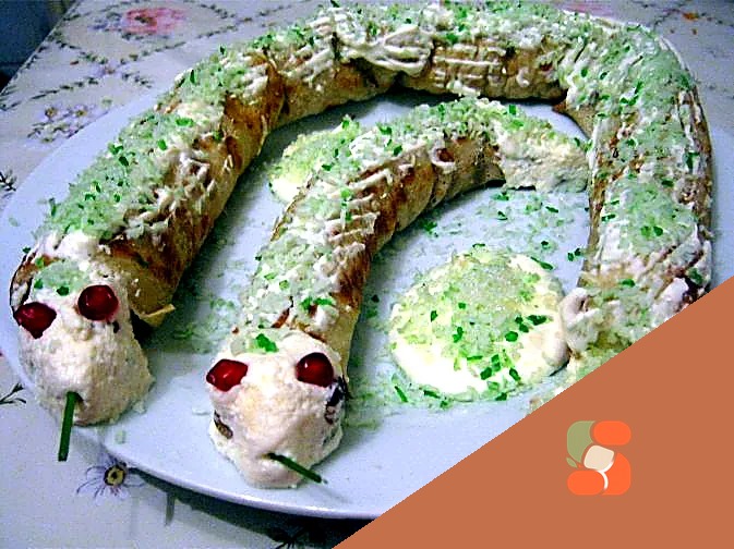 Змія з млинців із сиром