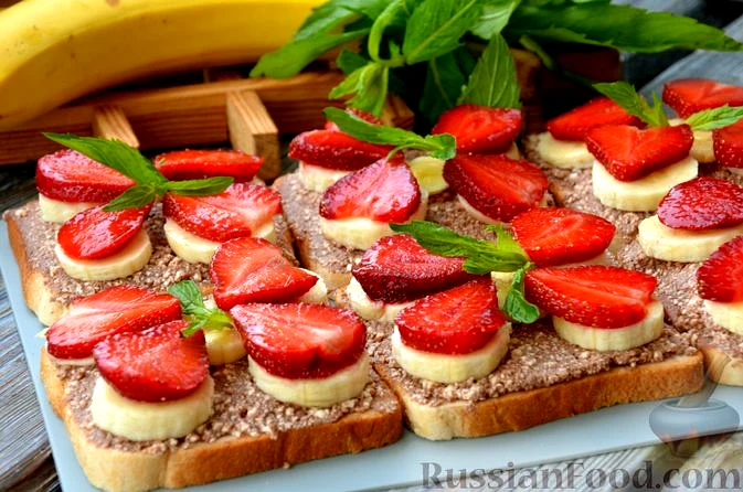 Бутерброди з полуницею, бананами та шоколадним сиром