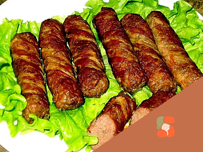 Чевапчичі (смажені ковбаски) у беконі