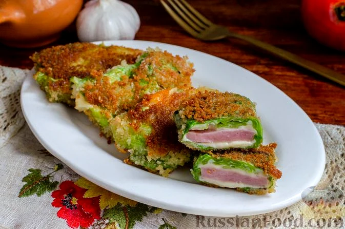 Конвертики з молодої капусти з сиром та шинкою