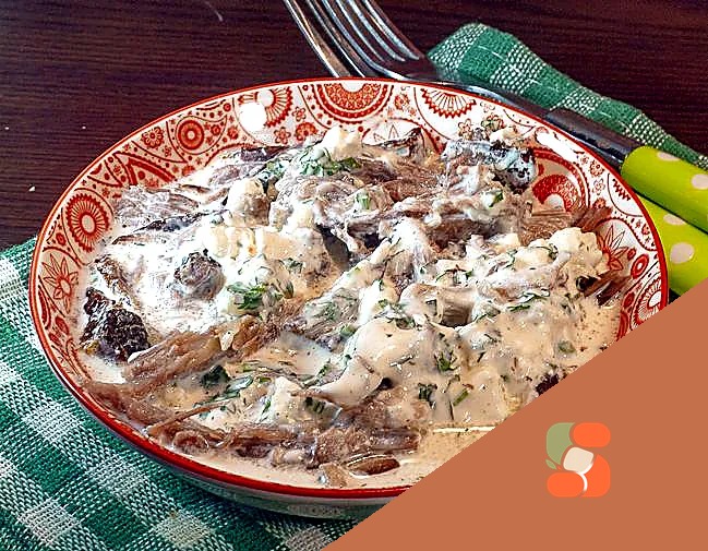 Закуска із запеченої яловичини з гострим йогуртово-сирним соусом