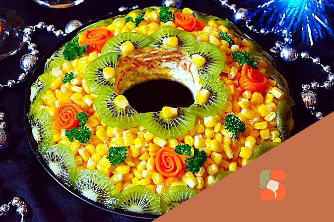 Святковий салат з куркою, кукурудзою та ківі