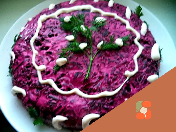 Салат з курячою печінкою, буряком та солоними огірками