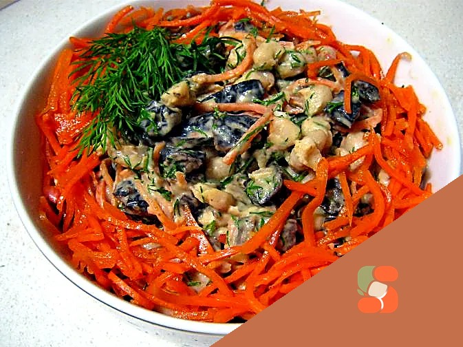 Салат "Каприз" з корейською морквою та чорносливом