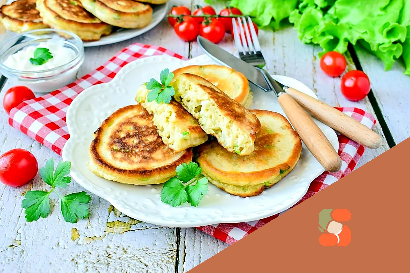 Оладки на кефірі із зеленою цибулею та яйцем