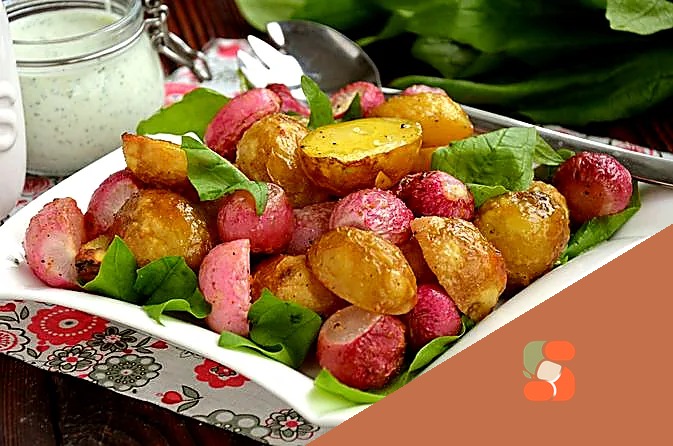 Молода картопля, запечена з редисом, з часниковим кефірно-сирним соусом