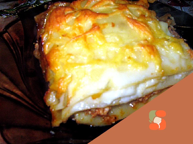 М'ясна лазіння з грибами та соусом бешамель