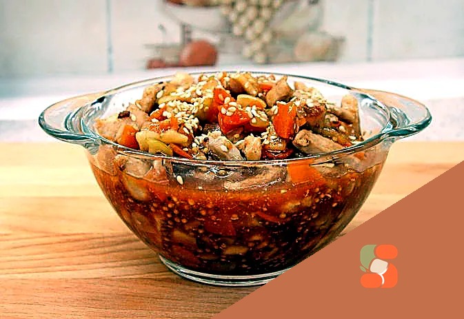 Куряче філе з морквою та яблуком у кисло-солодкому соусі