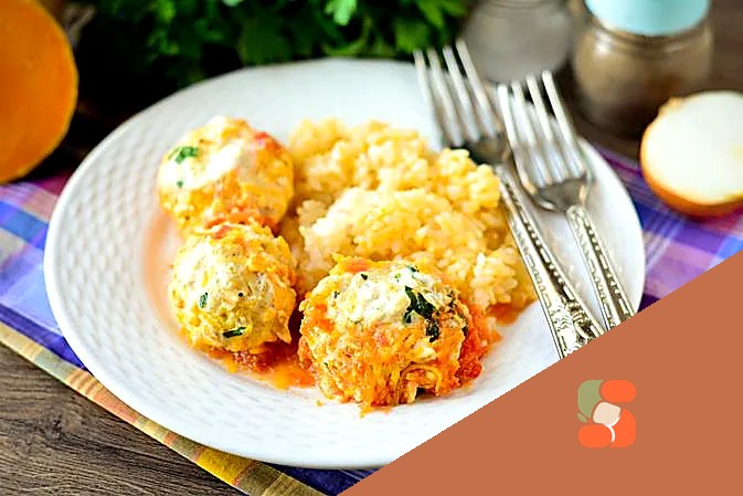 Курячі тефтелі з гарбузом та сиром у томатному соусі