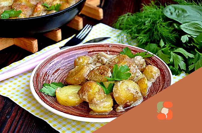 Молода картопля, запечена у молочно-грибному соусі з сиром