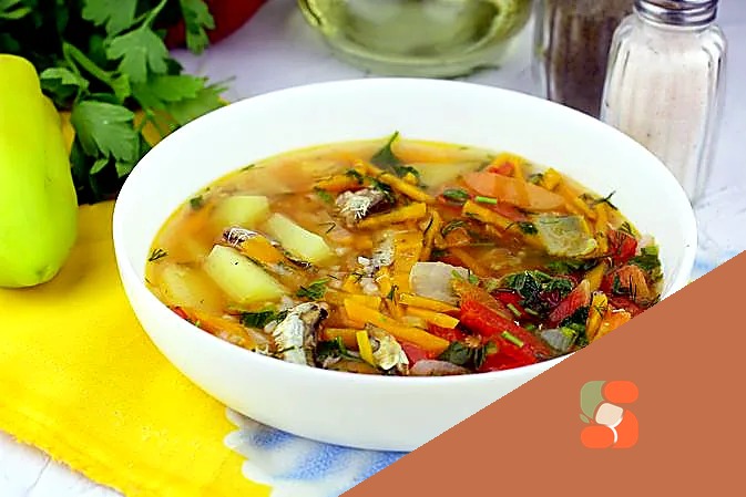 Суп з кількою в томаті, рисом, помідорами та солодким перцем