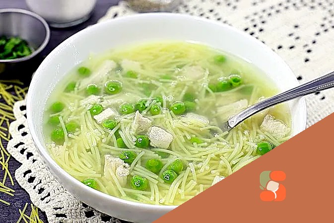 Суп з курячим філе, вермишеллю та зеленим горошком