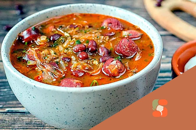 Капустняк з квасолею та ковбасками