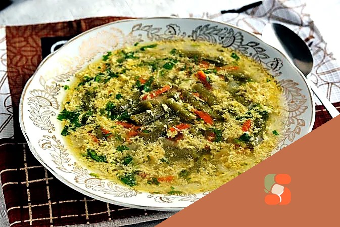 Курячий суп зі стручковою квасолею та сметанно-яєчною заправкою