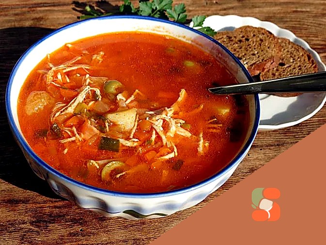 Картопляний суп з індичкою, оливками та зеленою цибулею