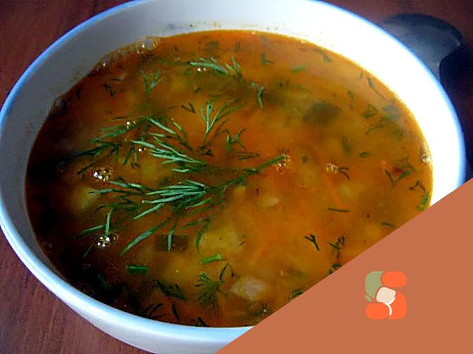 Суп із сочевиці із солоними огірками