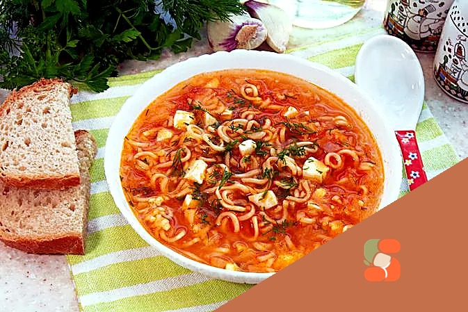 Томатний суп з локшиною швидкого приготування, смаженою цибулею та яйцями.