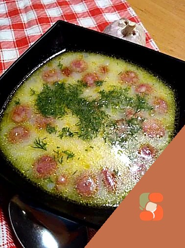Сирний суп із мисливськими ковбасками