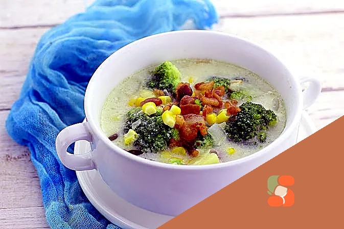 Вершковий суп з брокколі, кукурудзою та обсмаженим беконом.