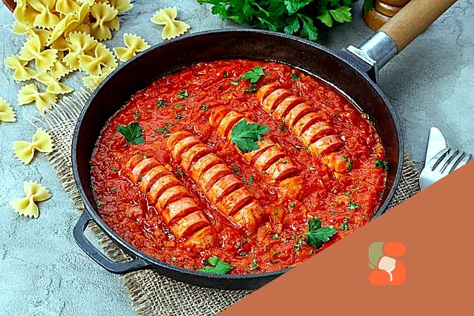 Сосиски на сковороді, тушковані в томатному соусі
