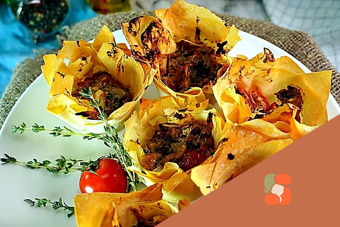 Закусочні кошики із тіста філо з грибами, фетою та томатами