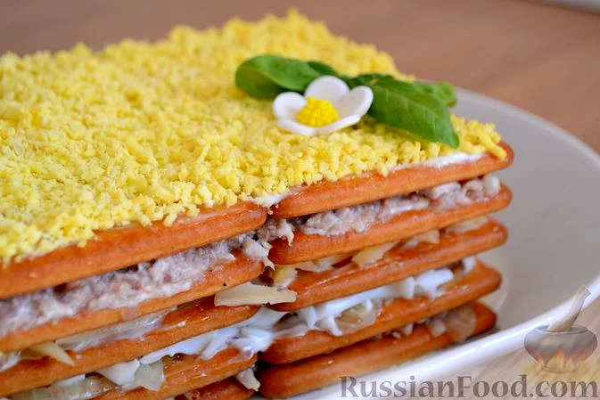 Закусочний торт із крекерів із консервованою горбушею