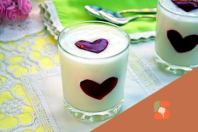 Йогуртовий десерт із серцями із желе