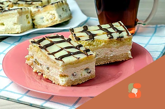 Насипний пиріг з сиром і сметанним кремом зі згущеним молоком