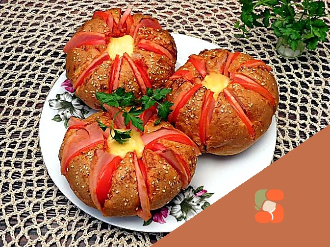 Булочки з начинкою з ковбаси, помідорів та сиру