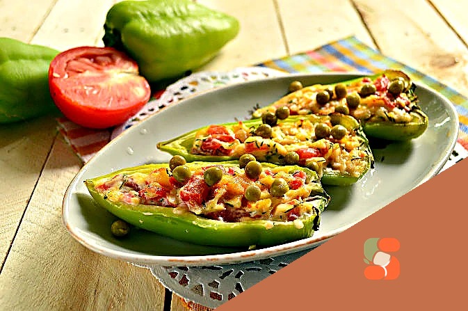 Запечений болгарський перець, фарширований сиром та помідорами.