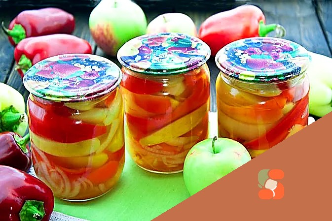Маринований солодкий перець з яблуками, цибулею та кетчупом (на зиму)