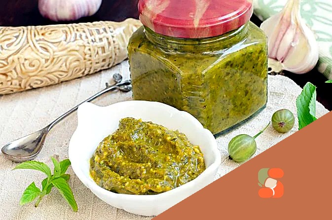 Соус з аґрусу з часником, м'ятою та петрушкою (на зиму)