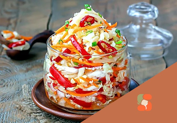 Гостра маринована капуста з овочами та лаймом