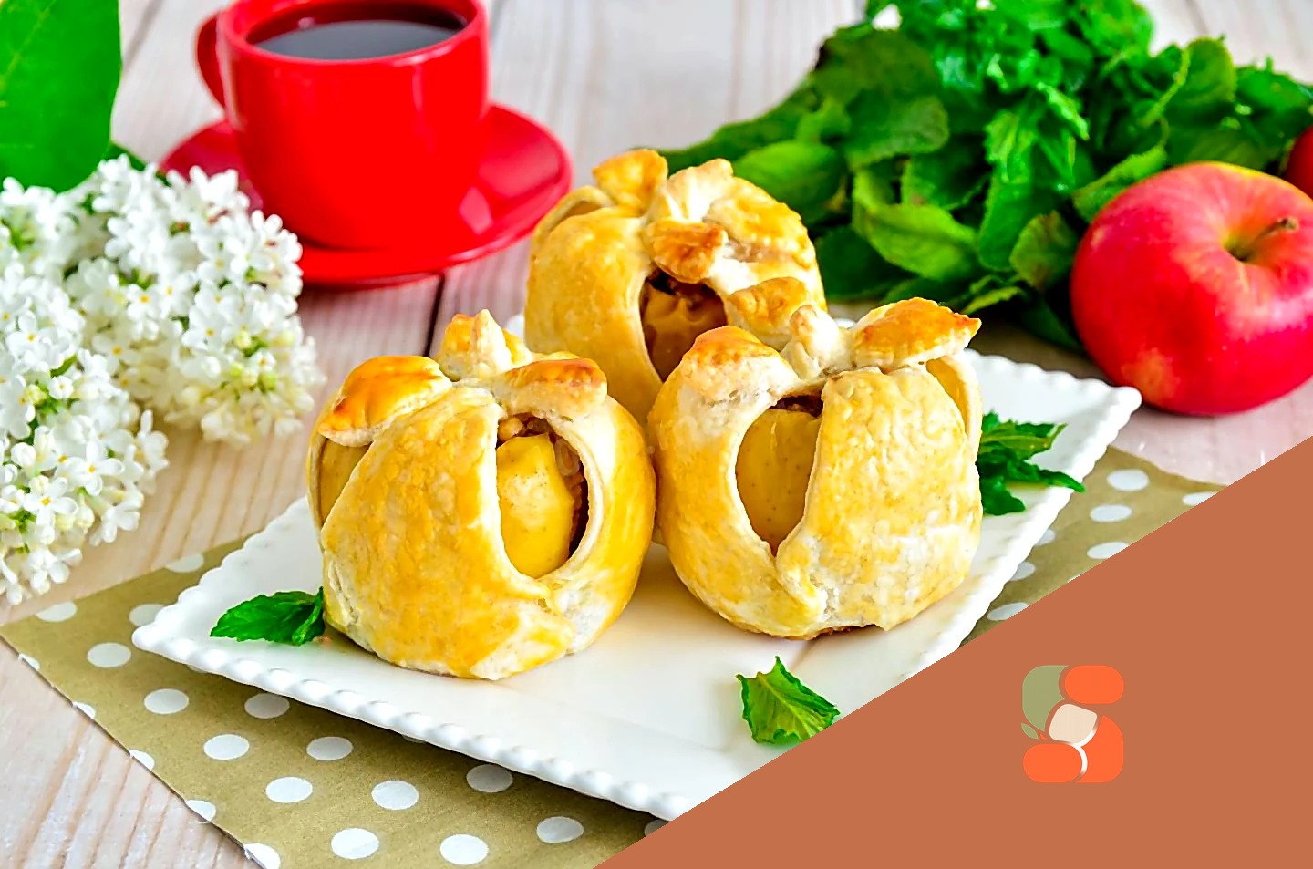 Яблука запечені в листковому тісті в духовці