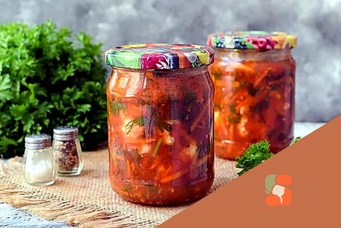 Салат із цвітної капусти в томатному пюре з перцем, морквою та зеленню (на зиму)