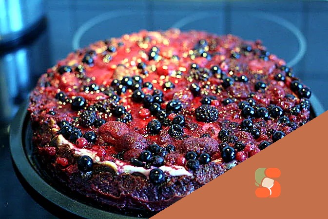 Сирний торт з ягодами та печивом