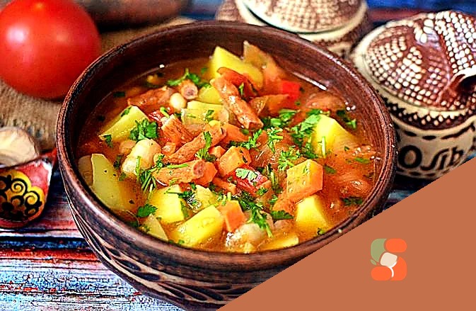 Квасоляний суп з ковбасками та овочами