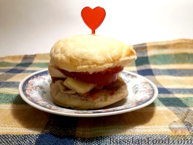 Бургер із листкового тіста, з куркою