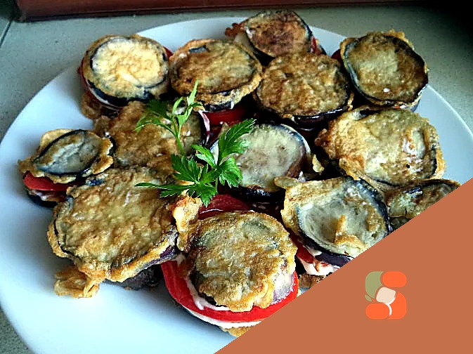 Баклажани у клярі з помідорами