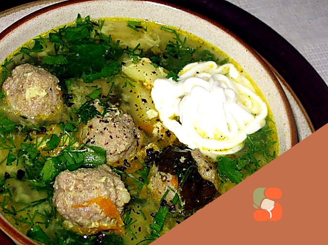 Холодний огірковий суп на йогурті