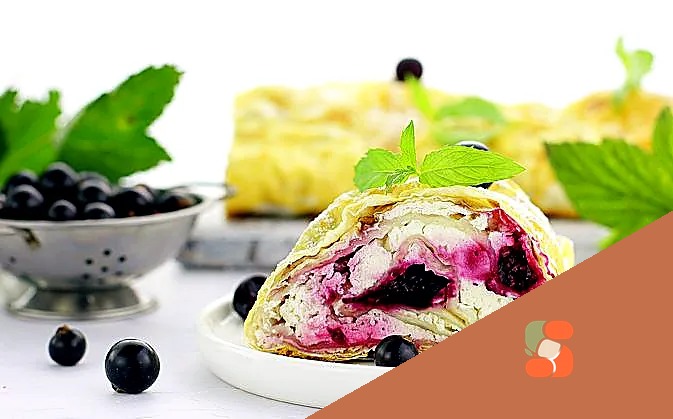 Рулет з лаваша з сиром та чорною смородиною