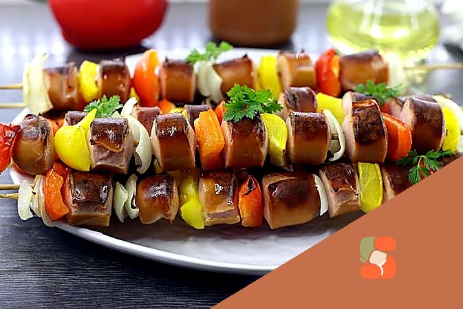 Шашлик із сосисок з овочами