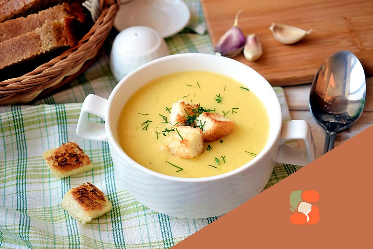 Суп пюре з кабачків та картоплі з вершками.