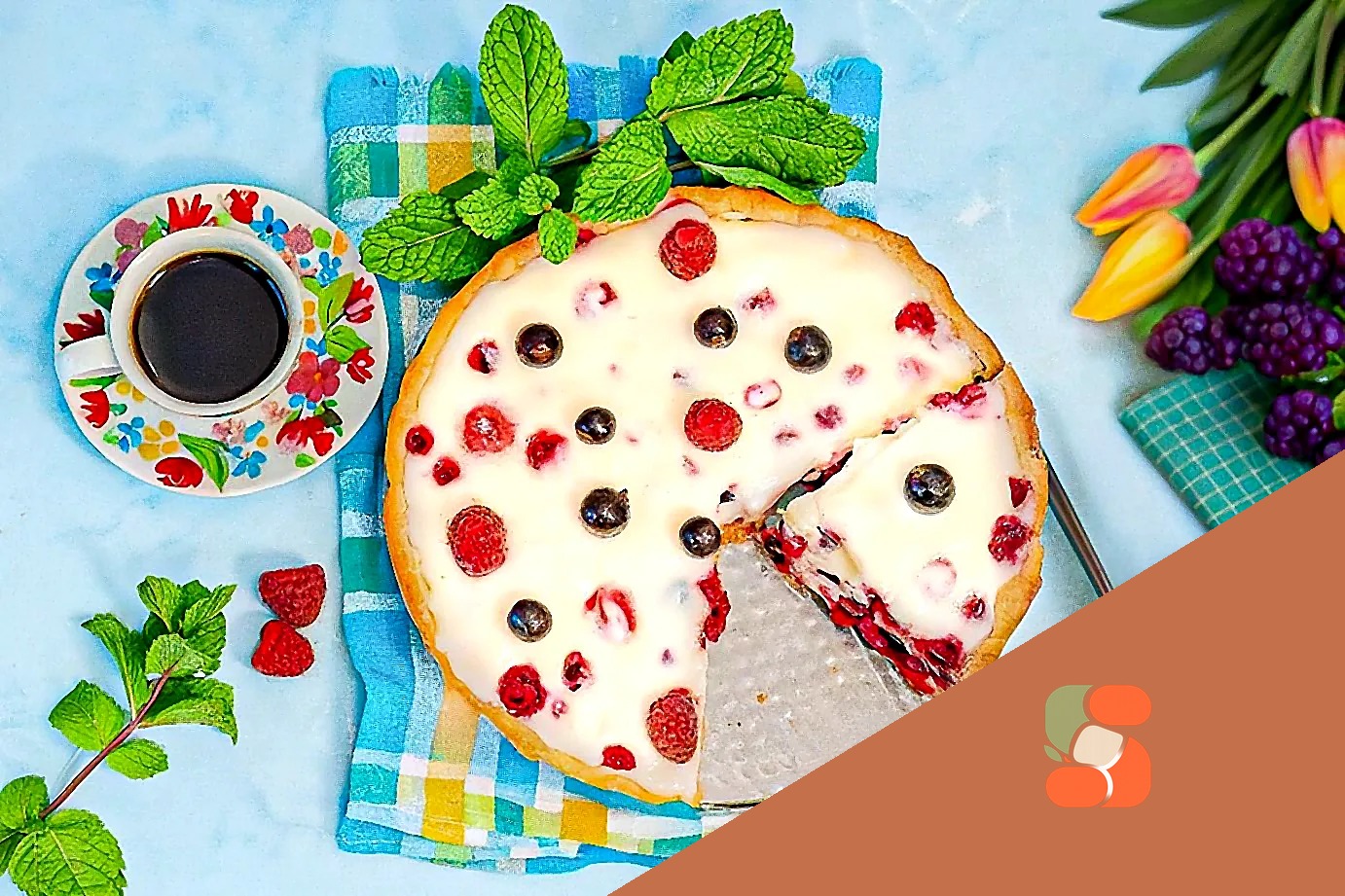 Пісочний пиріг з ягодами та сметанною заливкою