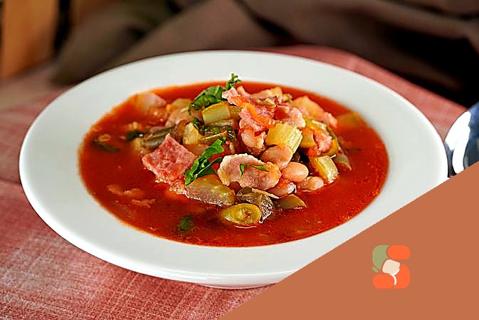 Окрошка на бульйоні, з ковбасою та курячим філе