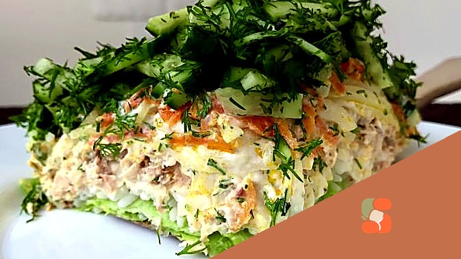 Рулетики зі свинини з грибами, маринованими огірками та морквою.