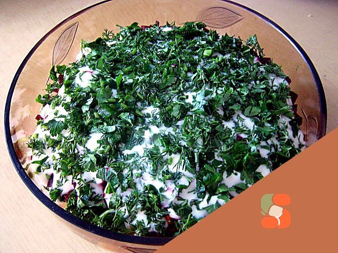 Закусочні шари "Капрезе" з помідорами, моцарелою та базиліком