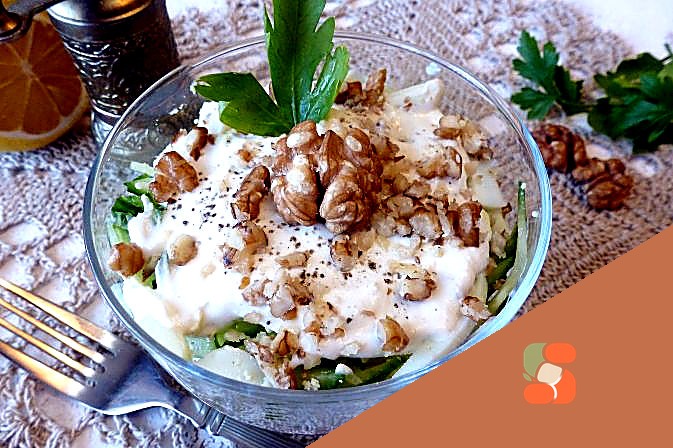 Курячі стегна, запечені з цибулею та сиром